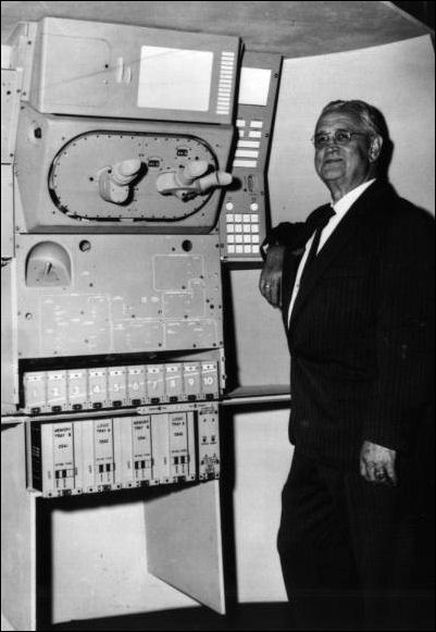 Draper inspects Apollo G and C