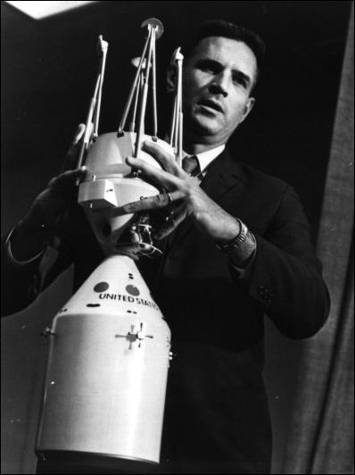 Shea demonstrates docking